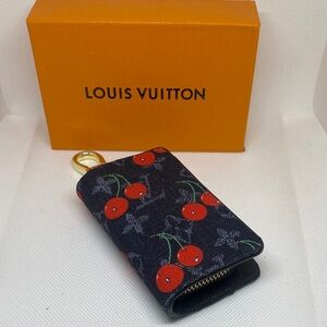✅ PRICE IS FIRM ✅ Fashion Black and Red Cherry Key Holder